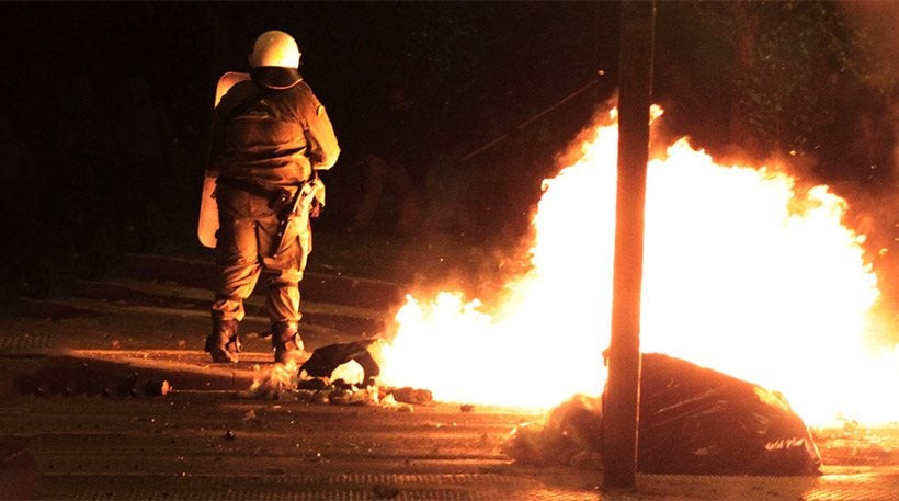 Μολότοφ και χημικά στο Πολυτεχνείο – Επίδειξη δύναμης από τους αναρχικούς μετά την απαγόρευση της συγκέντρωσης των αστυνομικών (εικόνες, βίντεο)